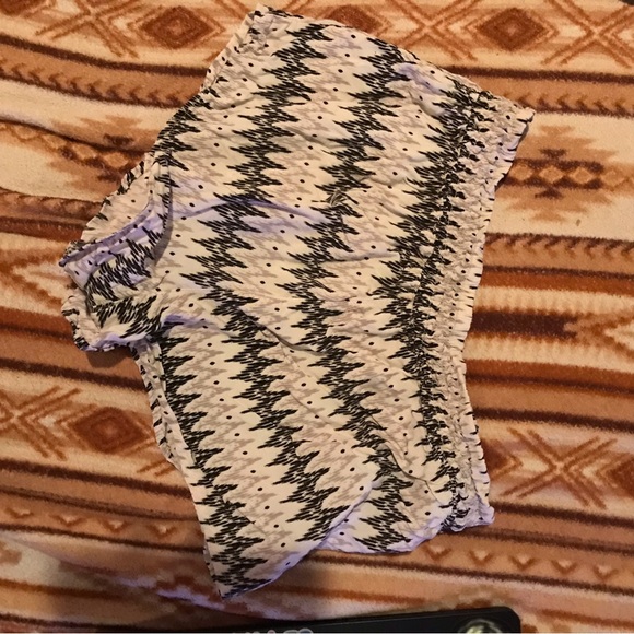 Kirra pattern elastic waist band shorts black & white - Picture 2 of 3